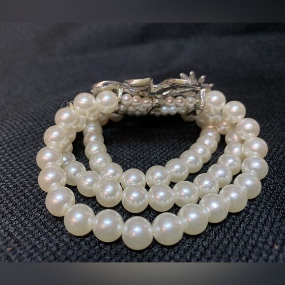 Bangle Stretch flower bracelet with large daisy flower charms. - Picture 3 of 4